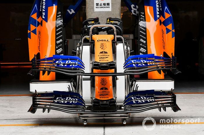 Detalle del alerón delantero del McLaren MCL34 