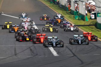 Valtteri Bottas, Mercedes AMG W10, devant Lewis Hamilton, Mercedes AMG F1 W10, Sebastian Vettel, Ferrari SF90, Charles Leclerc, Ferrari SF90, Max Verstappen, Red Bull Racing RB15, et le reste du peloton dans le premier virage