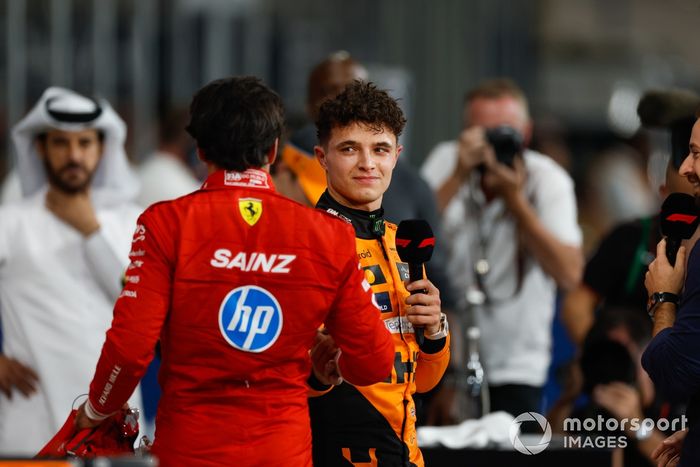 Carlos Sainz, Scuderia Ferrari, felicita al hombre de la pole Lando Norris, McLaren F1 Team, en Parc Ferme