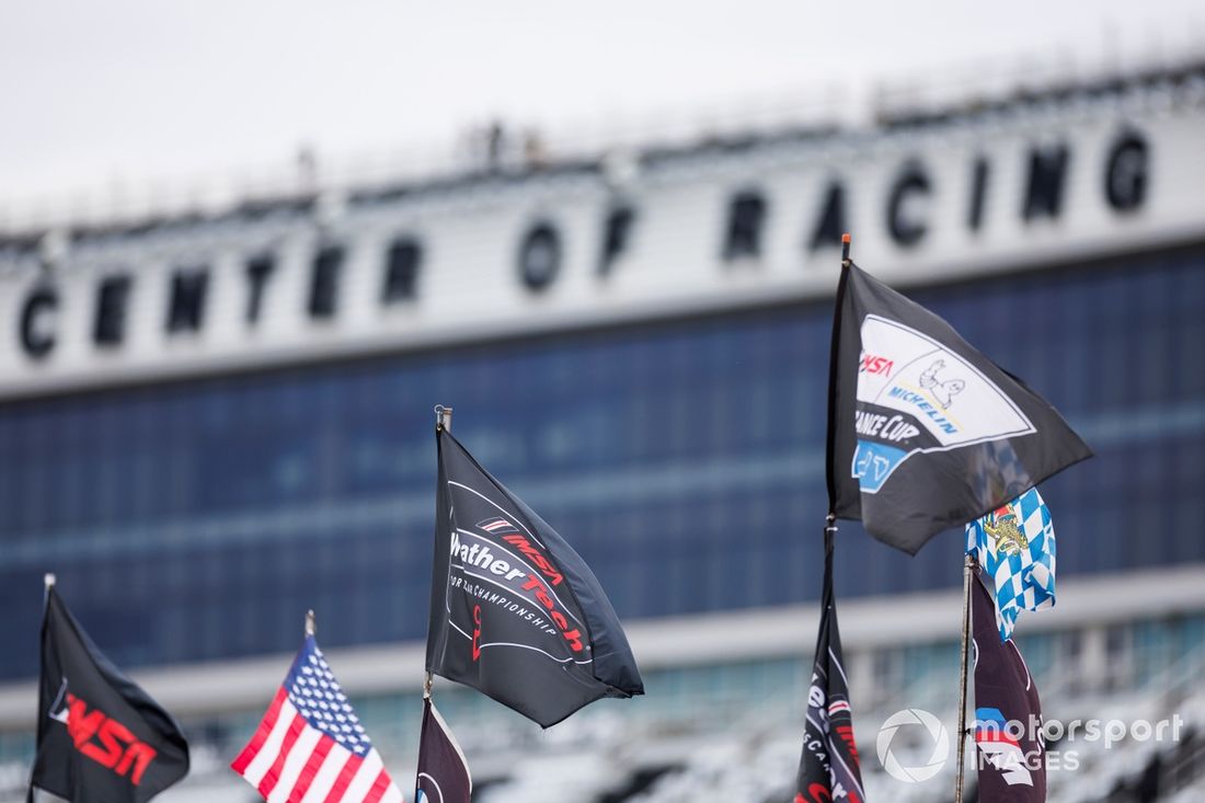 Una bandera del campeonato de coches deportivos Weathertech ondea durante el Roar Before The 24h