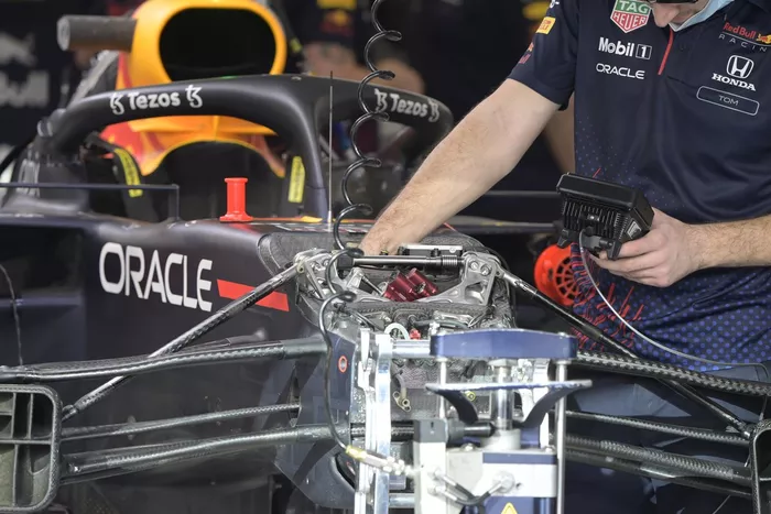 Detalle de la suspensión delantera del Red Bull Racing RB16B