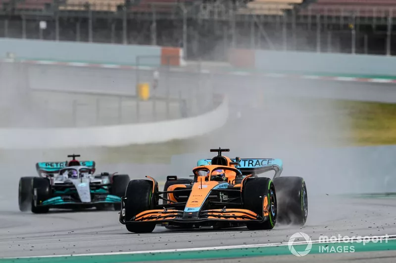 Daniel Ricciardo, McLaren MCL36, Lewis Hamilton, Mercedes W13
