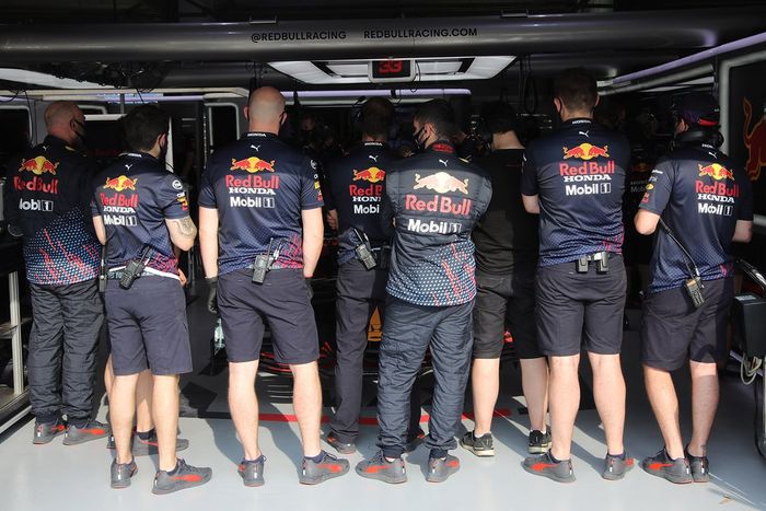Los miembros de Red Bull Racing cubren el RB16B