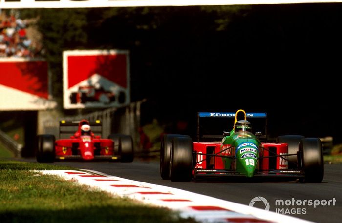 Alessandro Nannini, Benetton B190 Ford, seguido de Alain Prost, Ferrari 641/2