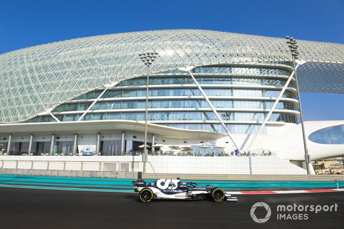 Pierre Gasly, AlphaTauri AT01 adaptado (muleto) con los Pirelli de 18 pulgadas 