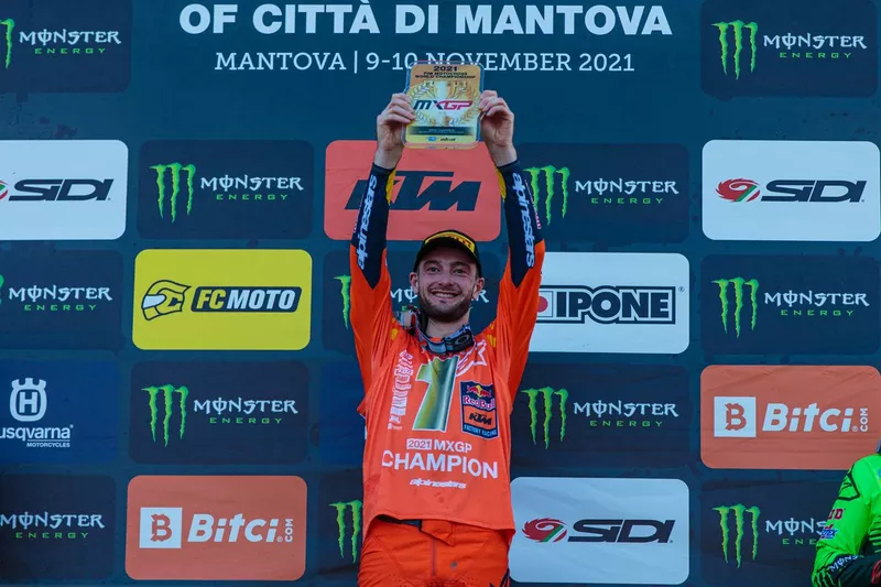 El campeón del mundo 2021 de MXGP, Jeffrey Herlings, lo celebra
