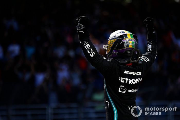 Ganador Lewis Hamilton, Mercedes, celebra en Parc Ferme