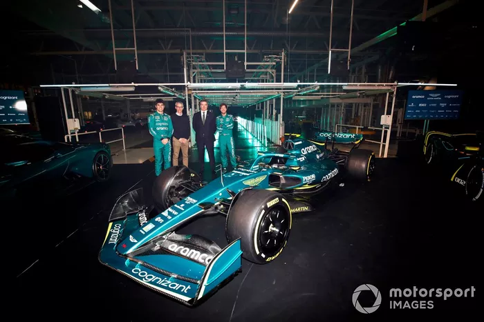 Lance Stroll, Aston Martin, Mike Krack, director del equipo Aston Martin, Andy Stevenson, director deportivo de Aston Martin y Sebastian Vettel, Aston Martin 