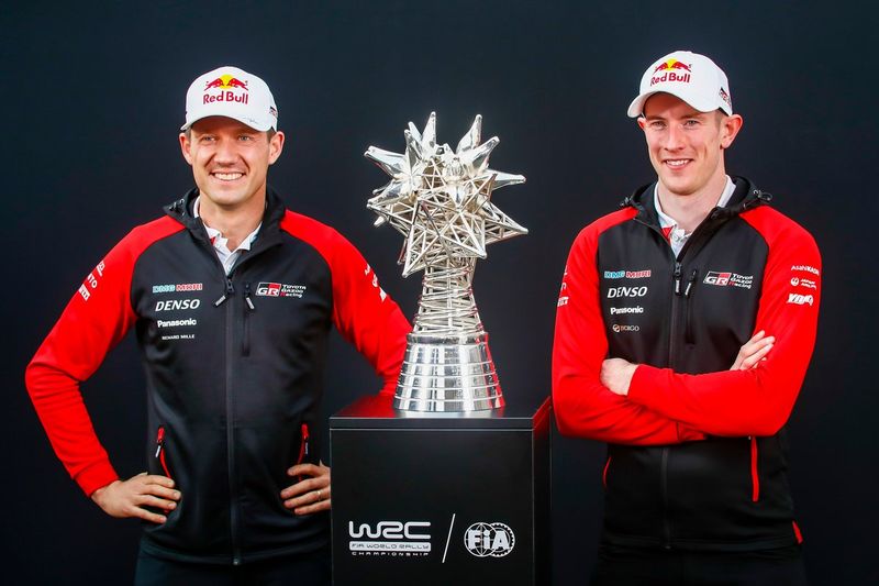 Sébastien Ogier, Toyota Gazoo Racing WRT, Elfyn Evans, Toyota Gazoo Racing WRT con el trofeo del Campeonato del WRC