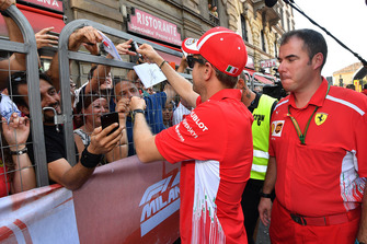 Sebastian Vettel, Ferrari firma autografi per i fan