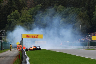 Stoffel Vandoorne, McLaren MCL33 crashes in FP3