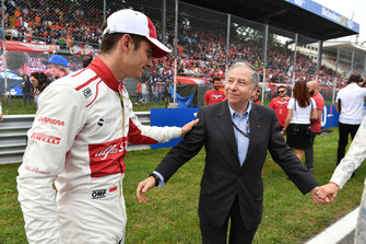 Charles Leclerc, Alfa Romeo Sauber F1 Team sur la grille avec Jean Todt, président de la FIA