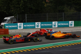 Sebastian Vettel, Ferrari SF71H, Stoffel Vandoorne, McLaren MCL33 y Daniel Ricciardo, Red Bull Racing RB14
