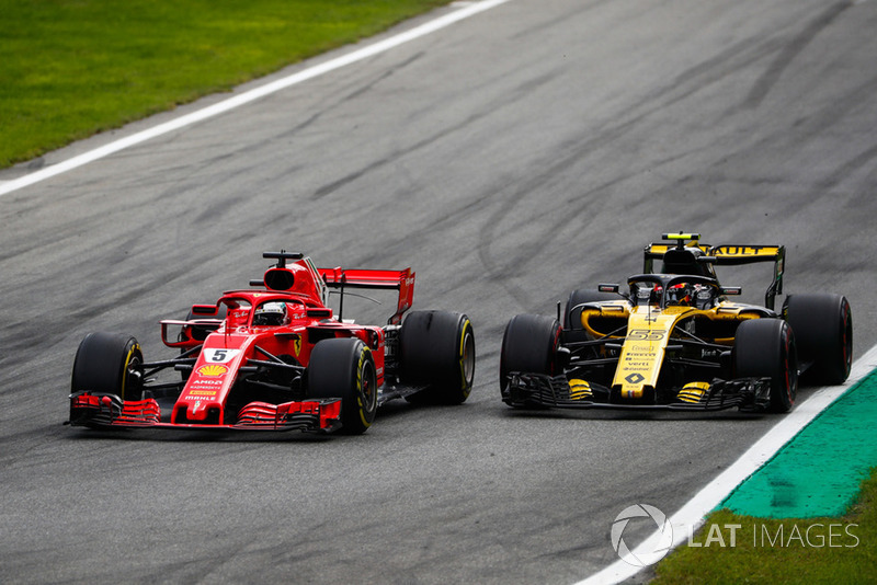 Sebastian Vettel, Ferrari SF71H, passe Carlos Sainz Jr., Renault Sport F1 Team R.S. 18