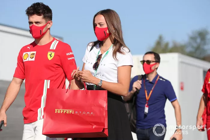 Charles Leclerc, Ferrari, y su novia, Charlotte Sine