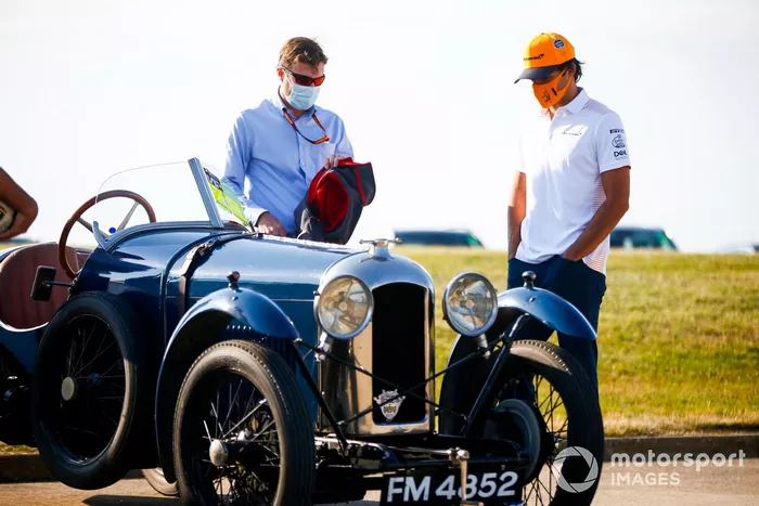 Stuart Pringle, director del circuito de Silverstone y Carlos Sainz Jr., McLaren 