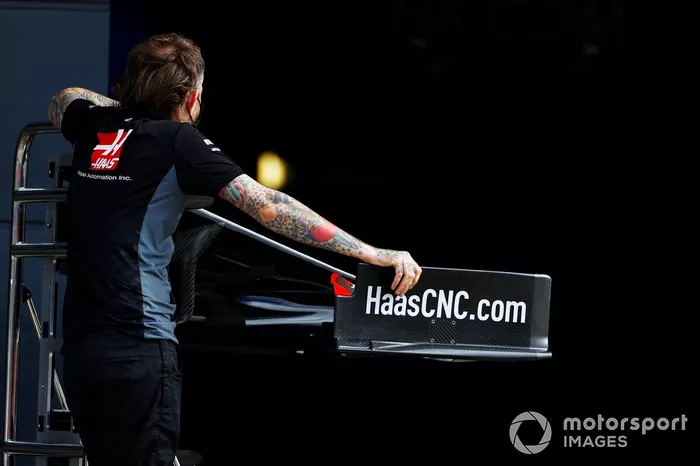 Un mecánico de Haas sostiene un alerón delantero