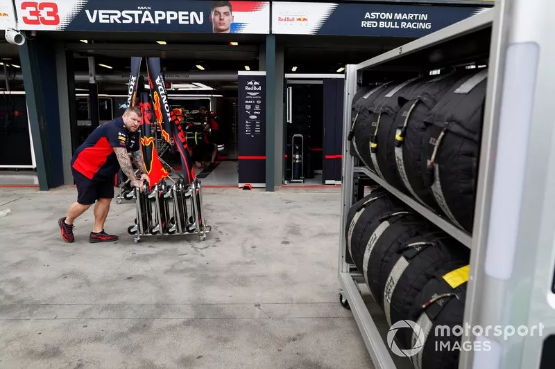 Miembros del equipo de Red Bull Racing trabajando