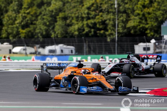 Carlos Sainz Jr., McLaren MCL35, Romain Grosjean, Haas VF-20