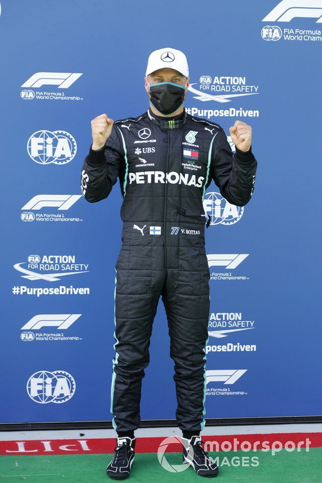 Ganador de la pole Valtteri Bottas, Mercedes-AMG Petronas F1, celebra