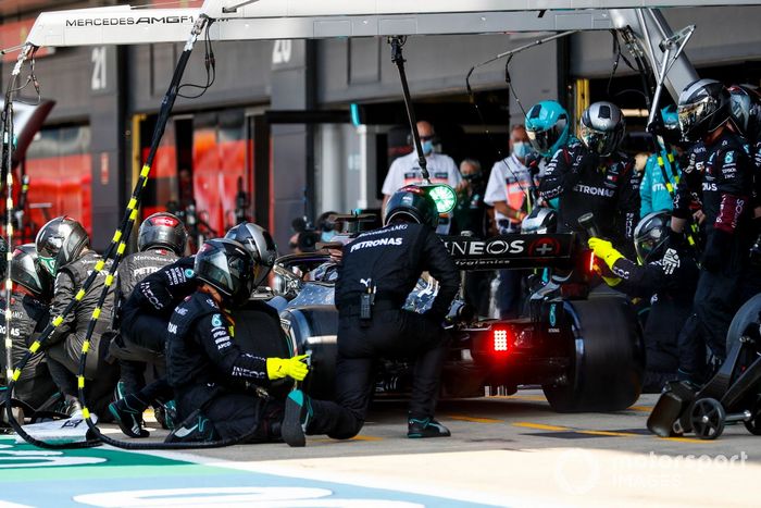 Lewis Hamilton, Mercedes F1 W11 pit stop