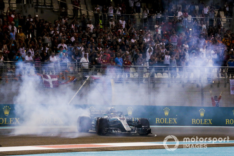 Lewis Hamilton, Mercedes AMG F1 W09 EQ Power +, 1ª posición, realiza donas después de ganar la carrera