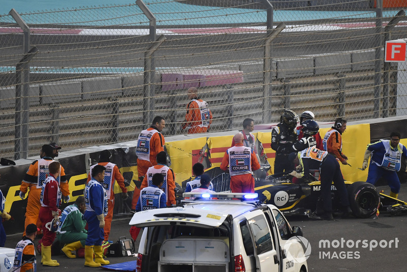 L'équipe médicale et les commissaires viennent en aident à Nico Hulkenberg, Renault Sport F1 Team R.S. 18 après son accident du premier tour