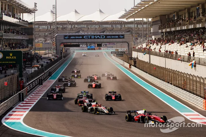 Antonio Fuoco, Charouz Racing System, devant Roberto Merhi, Campos Racing et le reste du peloton au départ