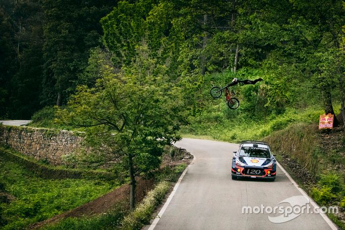 Dani Sordo y Andreu Lacondeguy, en el reto del WRC contra la MTB