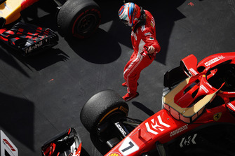 Kimi Raikkonen, Ferrari SF71H, salta fuori dall'auto e festeggia la vittoria della gara ne Parc Ferme