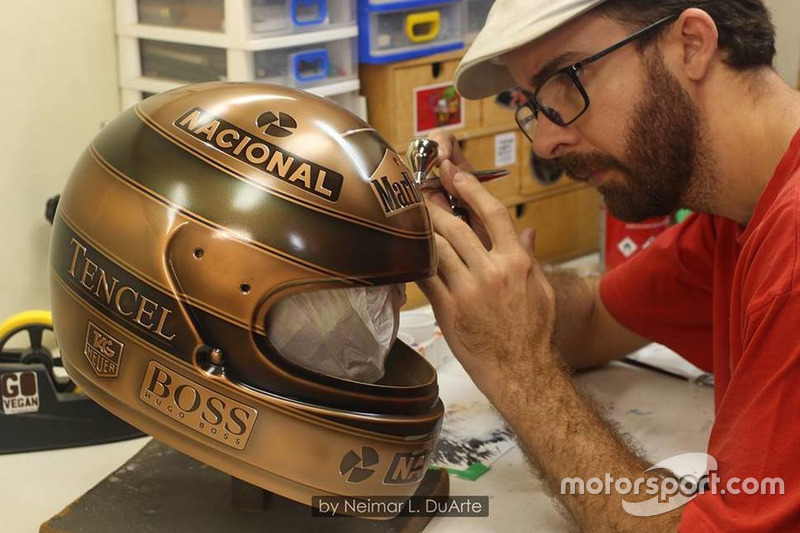 Casco de Ayrton Senna en bronce por Neimar Duarte