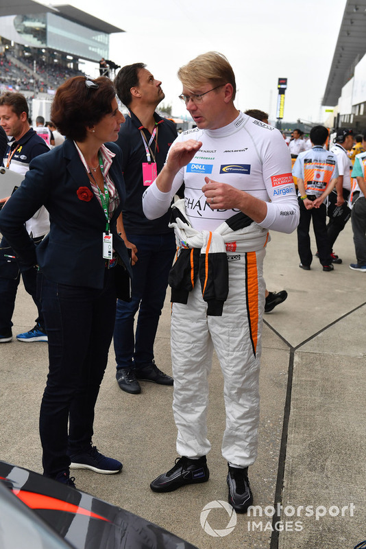 Mika Häkkinen pilote la McLaren MP4/13 à Suzuka