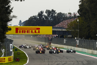 Lewis Hamilton, Mercedes AMG F1 W09 EQ Power+, battles with Daniel Ricciardo, Red Bull Racing RB14, Max Verstappen, Red Bull Racing RB14, and Valtteri Bottas, Mercedes AMG F1 W09 EQ Power+, ahead of Sebastian Vettel, Ferrari SF71H, Kimi Raikkonen, Ferrari SF71H, Nico Hulkenberg, Renault Sport F1 Team R.S. 18, Carlos Sainz Jr., Renault Sport F1 Team R.S. 18, and the rest of the field at the start