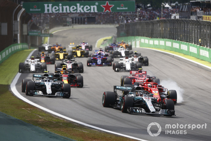 Lewis Hamilton, Mercedes AMG F1 W09, devant Sebastian Vettel, Ferrari SF71H, Valtteri Bottas, Mercedes AMG F1 W09, Kimi Raikkonen, Ferrari SF71H, Max Verstappen, Red Bull Racing RB14 Tag Heuer, et le reste du peloton au départ
