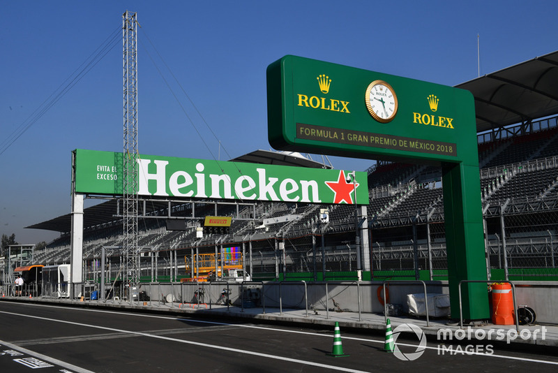 L'horloge Rolex et Heineken dans la voie des stands