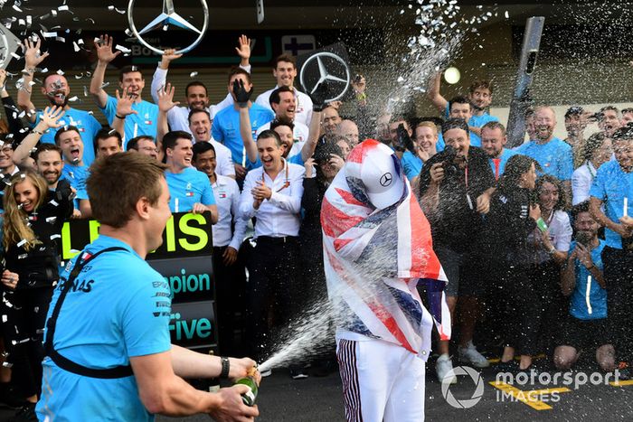 Lewis Hamilton, Mercedes AMG F1 celebra con el equipo