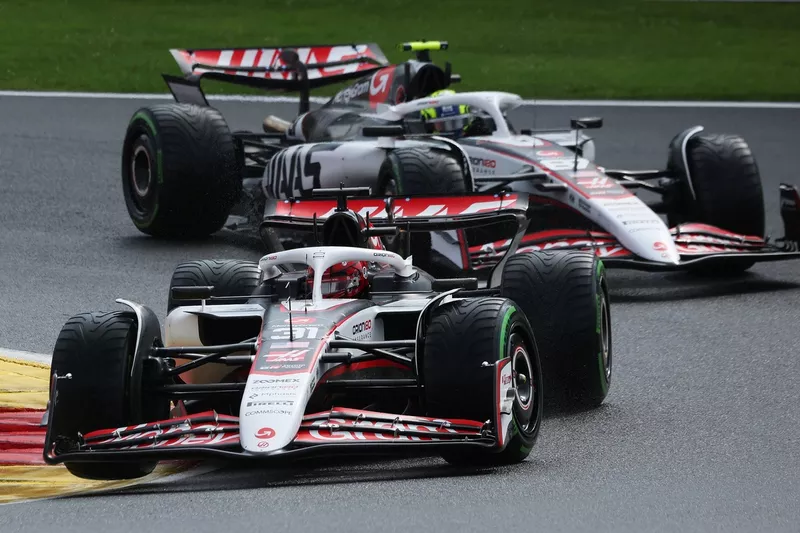 Esteban Ocon, Haas F1 Team, Oliver Bearman, Haas F1 Team
