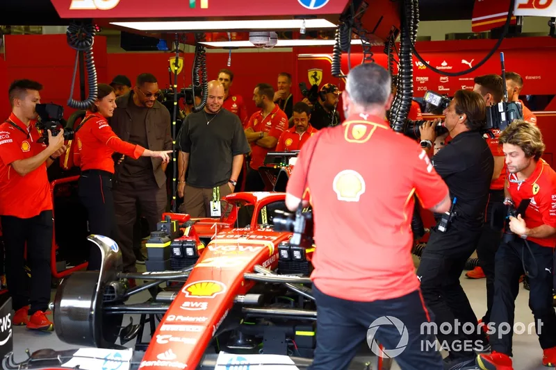 Will Smith visite le garage de la Scuderia Ferrari 