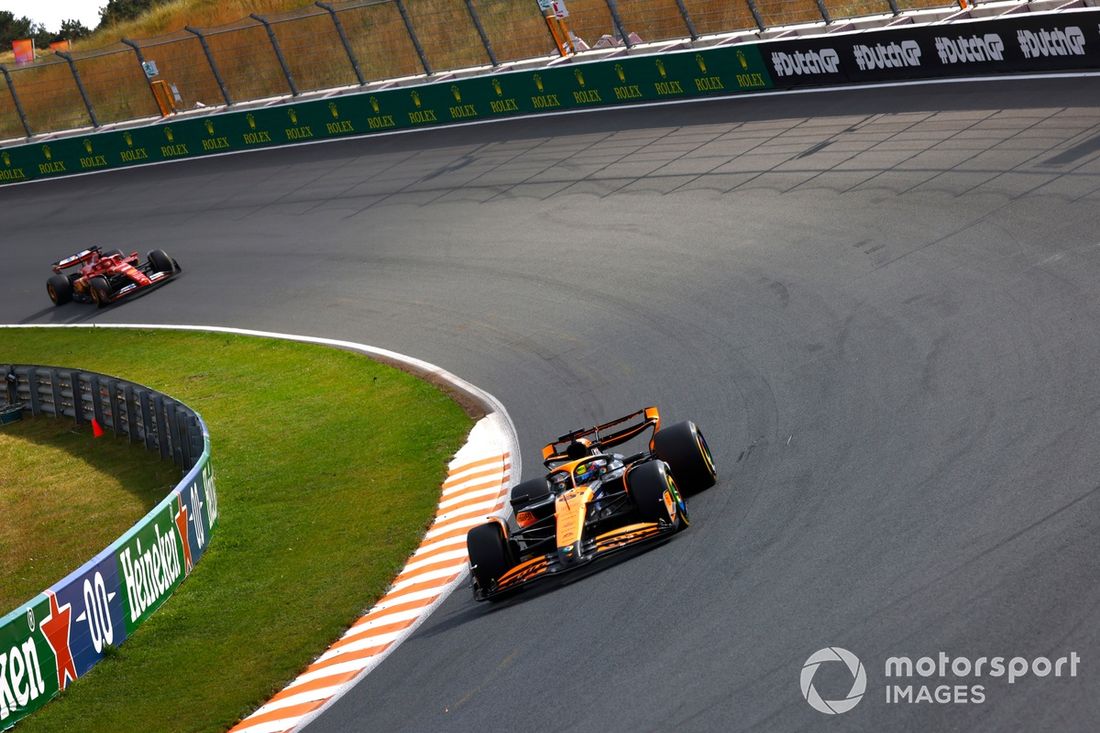 Oscar Piastri, McLaren MCL38, Charles Leclerc, Ferrari SF-24