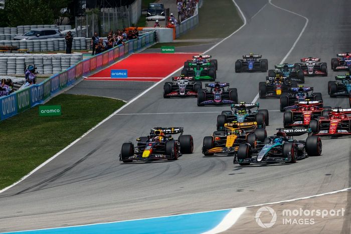 George Russell, Mercedes F1 W15, Lando Norris, McLaren MCL38, Max Verstappen, Red Bull Racing RB20, Charles Leclerc, Ferrari SF-24, Carlos Sainz, Ferrari SF-24, Lewis Hamilton, Mercedes F1 W15, el resto de la parrilla en la salida.