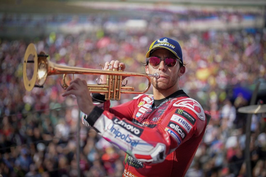 Członkowie zespołu Ducati świętują 100 zwycięstw w GP