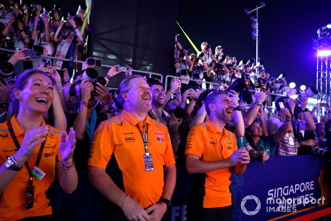Zak Brown, CEO de McLaren Racing, Andrea Stella, Team Principal de McLaren F1 Team, y un compañero de equipo celebran en el Parc Ferme.