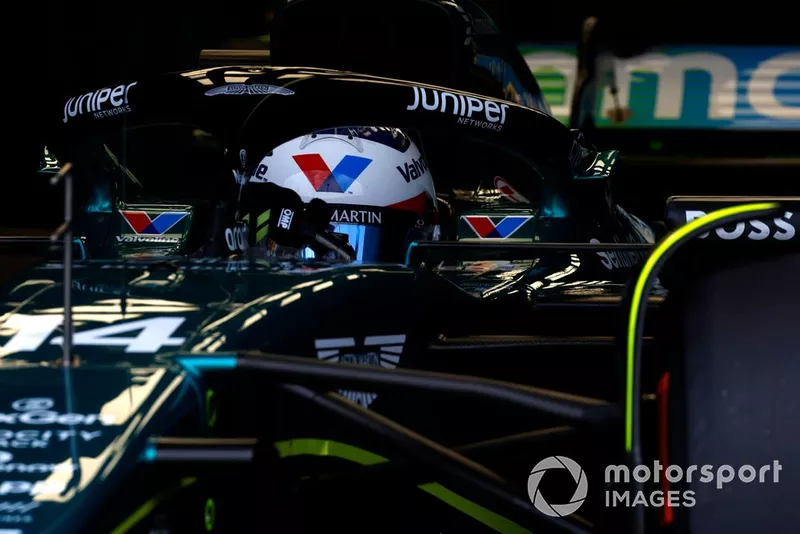 Fernando Alonso, Aston Martin AMR24, lascia il garage