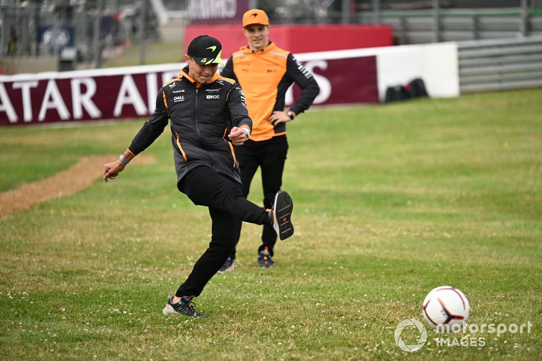 Lando Norris, McLaren F1 Team Oscar Piastri, McLaren F1 Team, z prezenterami telewizji Sky grającymi w piłkę nożną
