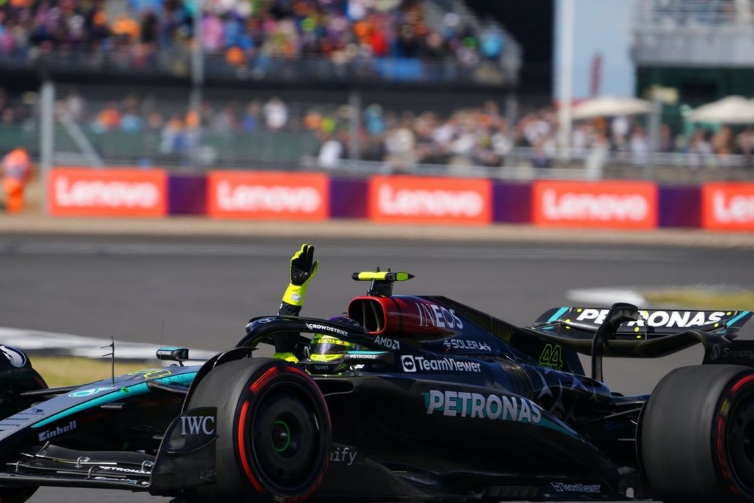 Lewis Hamilton, Mercedes F1 W15, 1. miejsce, macha do fanów w drodze do Parc Ferme