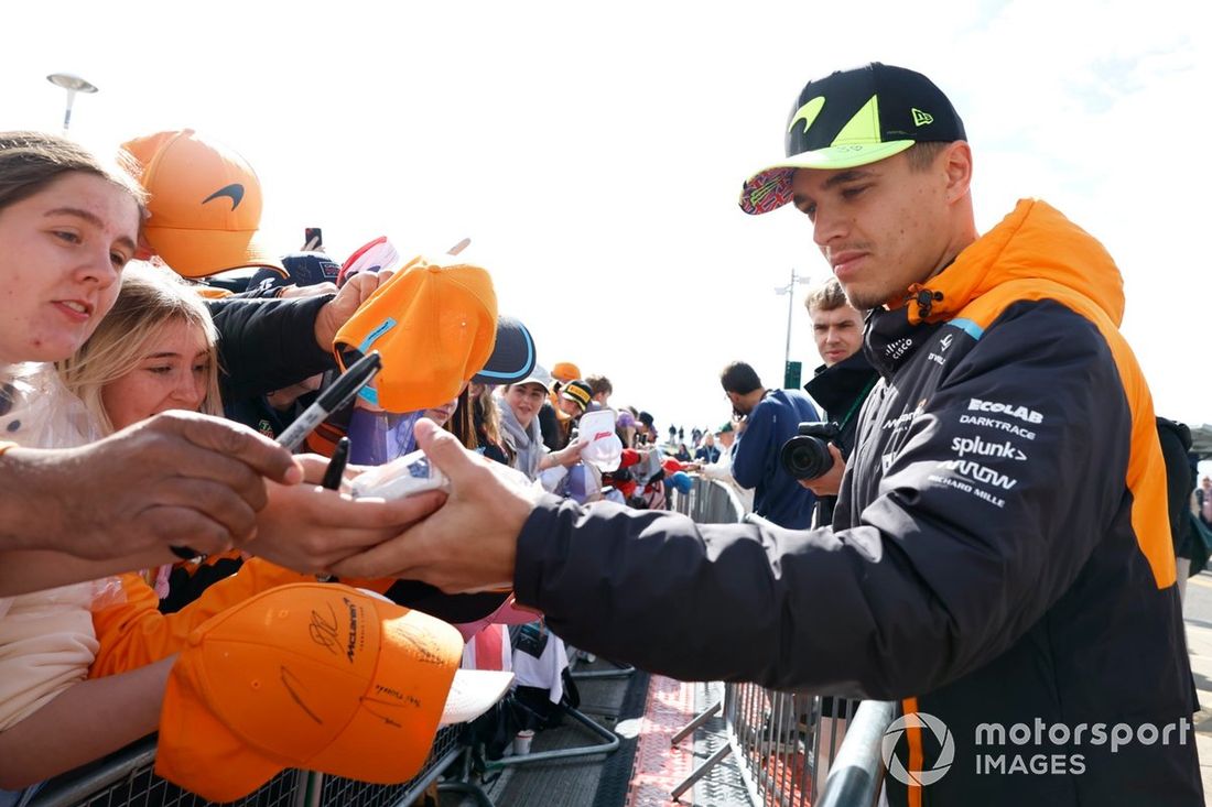 Lando Norris, McLaren F1 Team przybywa na tor