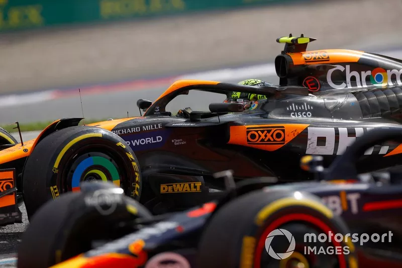 Max Verstappen, Red Bull Racing RB20, Lando Norris, McLaren MCL38, se battent pour la tête.
