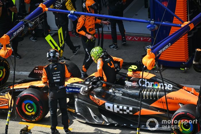 Lando Norris, McLaren MCL38, se retira en boxes tras un contacto con Max Verstappen, Red Bull Racing RB20, mientras luchaban por el liderato.
