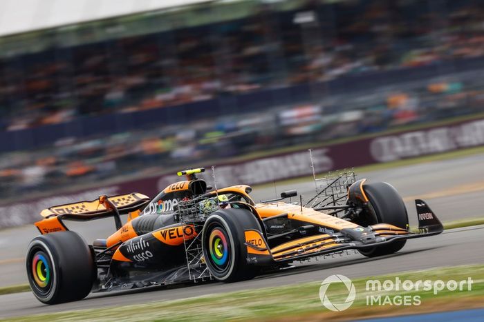 Lando Norris, McLaren MCL38, con sensores conectados