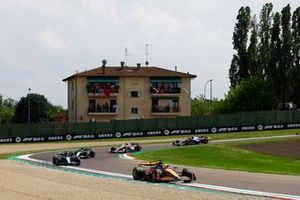 Oscar Piastri, McLaren MCL38 George Russell, Mercedes F1 W15 